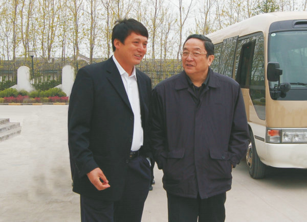 曾任中共十八屆中央政治局常委，第十二屆全國政協(xié)主席、時任湖北省委書記俞正聲視察萊克集團