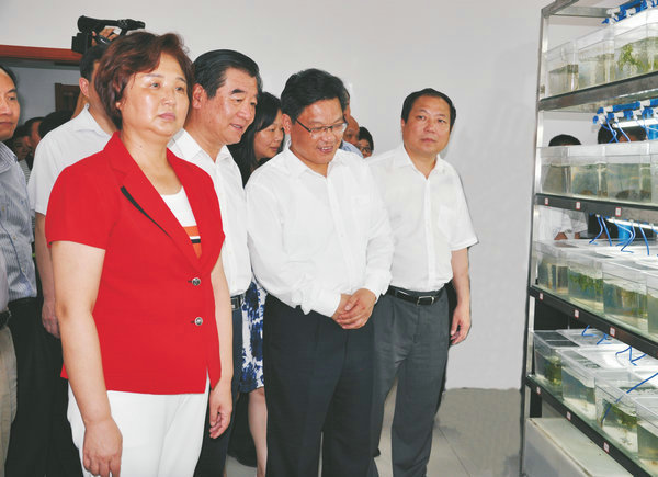 湖北省人大常委會(huì)副主任、黨組書記王玲視察萊克小龍蝦選育繁育中心