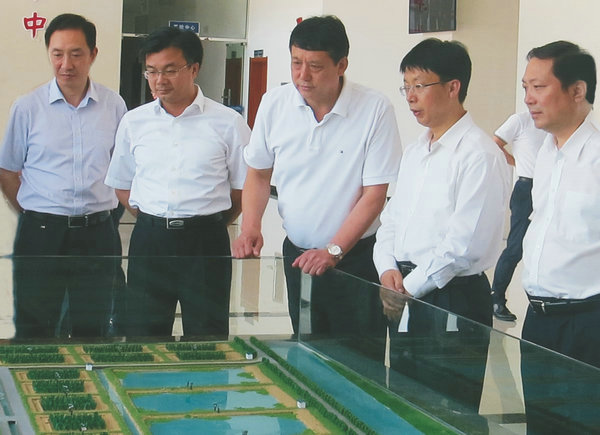 上海市委副書記、政法委書記于紹良視察萊克集團(tuán)小龍蝦選育繁育中心