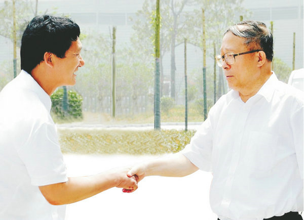 中央政治局委員、天津市委書記、時任湖北省委書記李鴻忠視察萊克小龍蝦選育繁育中心