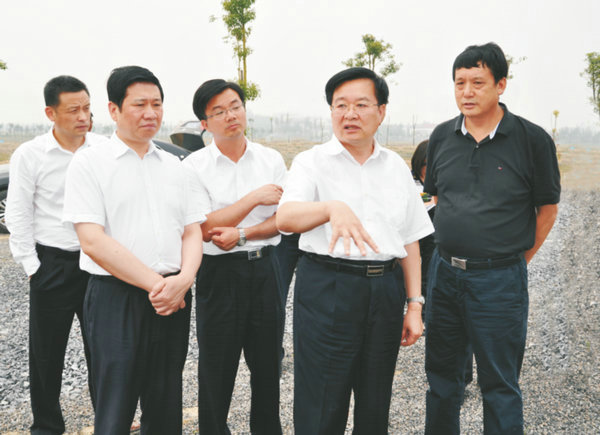 十九屆中央委員、河南省委書記、時任湖北省長王國生視察萊克小龍蝦選育繁育中心