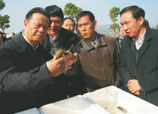 安徽省政協(xié)主席、時任湖北省政協(xié)主席張昌爾視察萊克小龍蝦選育繁育中心
