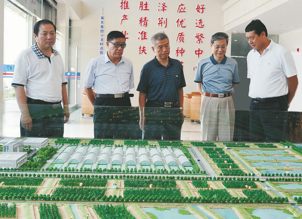 全國人大常委會(huì)民族委員會(huì)委員、湖北省民營經(jīng)濟(jì)促進(jìn)會(huì)會(huì)長蘇曉云等一行、視察萊克小龍蝦選育繁育中心
